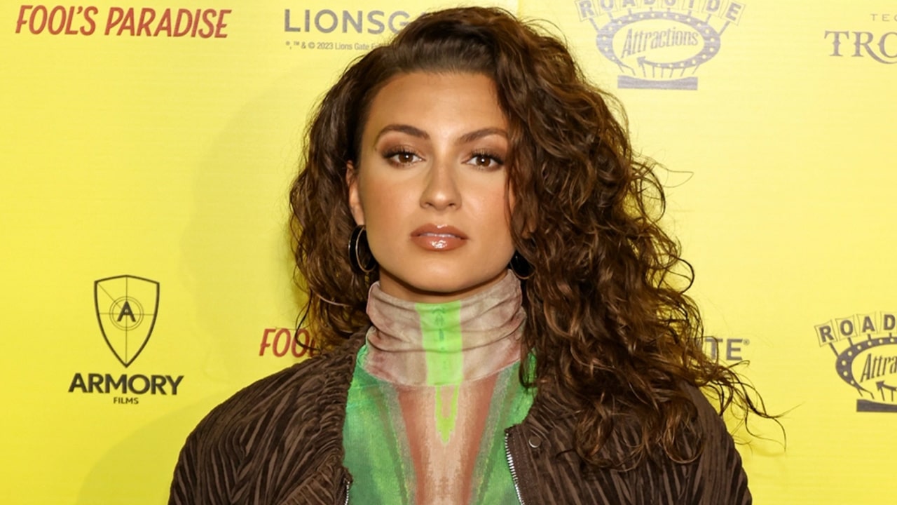 Tori Kelly Hospitalized for Blood Clots in Legs & Lungs Report